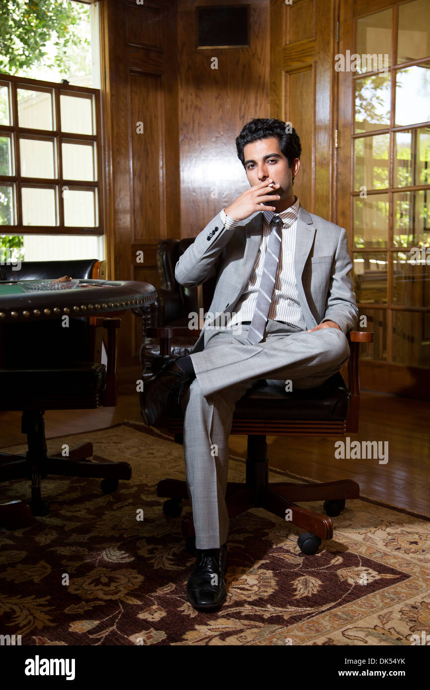 Jeune homme en costume indien fumer une cigarette Banque D'Images