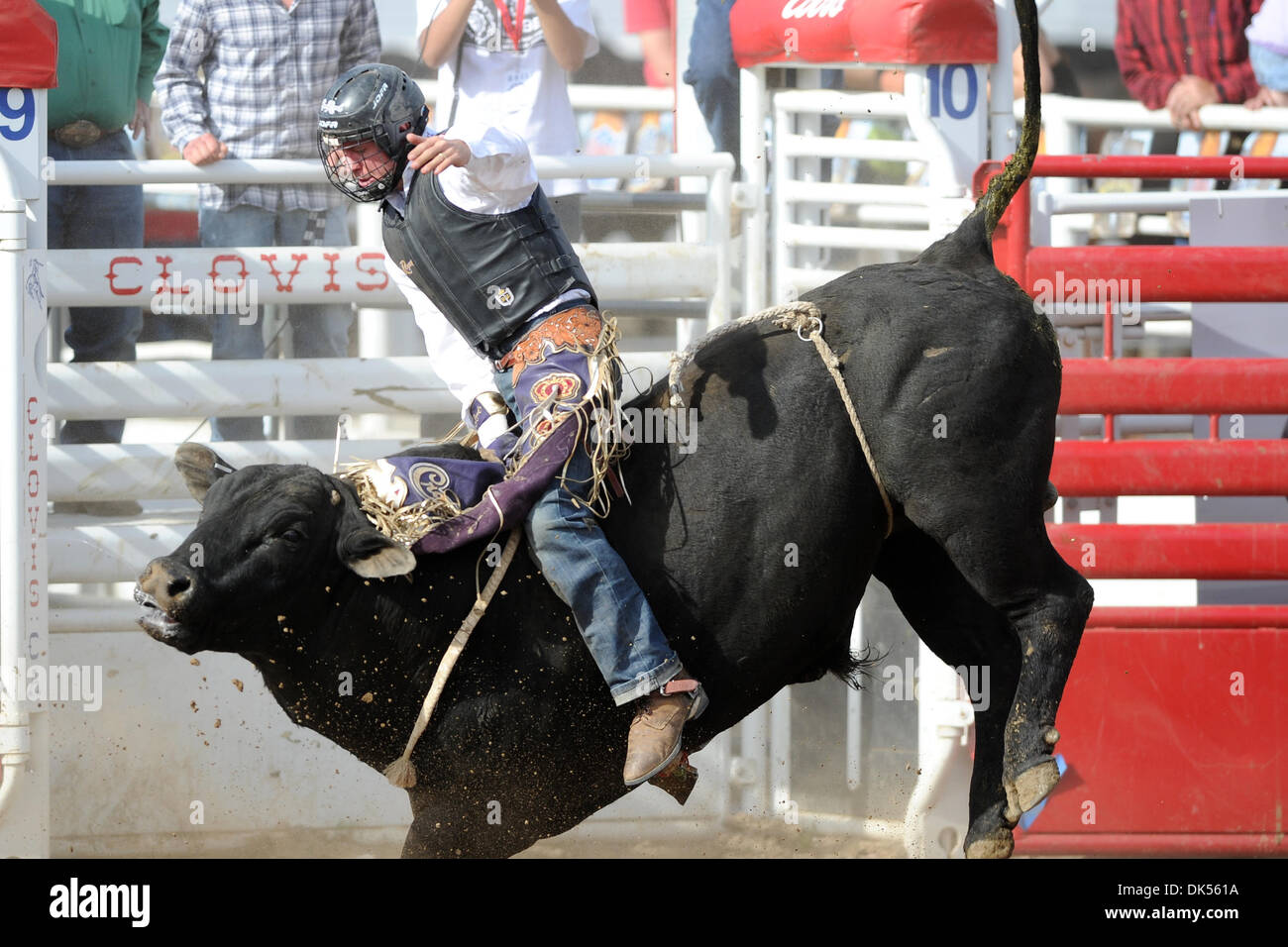 23 avril 2011 - Clovis, en Californie, États-Unis - Clayton Williams de Carthage, TX rides peu fiable à la Clovis Rodeo. (Crédit Image : © Matt Cohen/ZUMAPRESS.com) Southcreek/mondial Banque D'Images