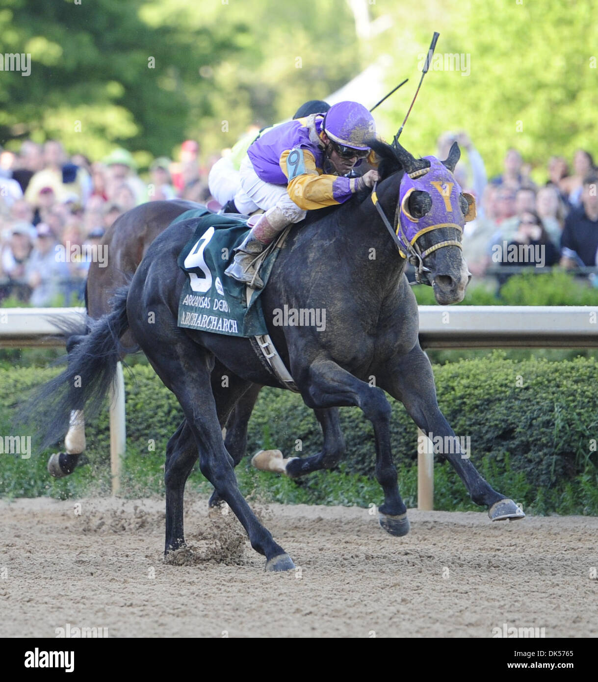 Avril 16, 2011 - Hot Springs, AR, États-Unis - Jon Jockey rode Cour Archarcharch formés incendies Jinks (9) à la victoire dans le 75e fonctionnement de l'ARKANSAS DERBY à Oaklawn Park dans la région de Hot Springs (Arkansas) le 16 avril 2011 (Crédit Image : © Jimmy Jones/Eclipse/ZUMAPRESS.com) Banque D'Images