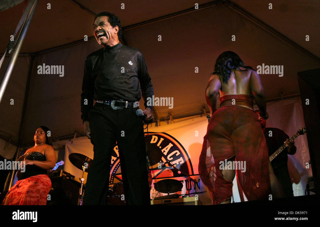 29 avril 2011 - Memphis, TN, États-Unis - 30 août 2008 - Bobby Rush, 76, et le butin pour divertir à la 2008 Centre pour le sud de Folklore Festival à Memphis. Il a été appelé le ''roi du chitlin circuit.'' Rush se souvient d'une époque où il avait à effectuer derrière un rideau parce que les clients ''did pas voir nos visages.'' ils ont été payés dans les hamburgers. Aujourd'hui, Rush est propriétaire Banque D'Images