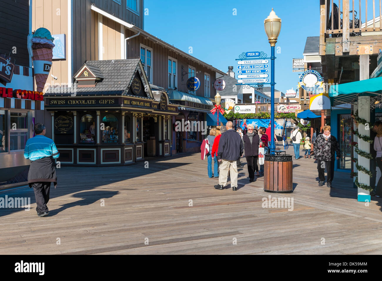 Journée bien remplie avec des touristes qui visitent les magasins au Pier 39, Fisherman's Wharf, San Francisco, Californie, USA. Banque D'Images