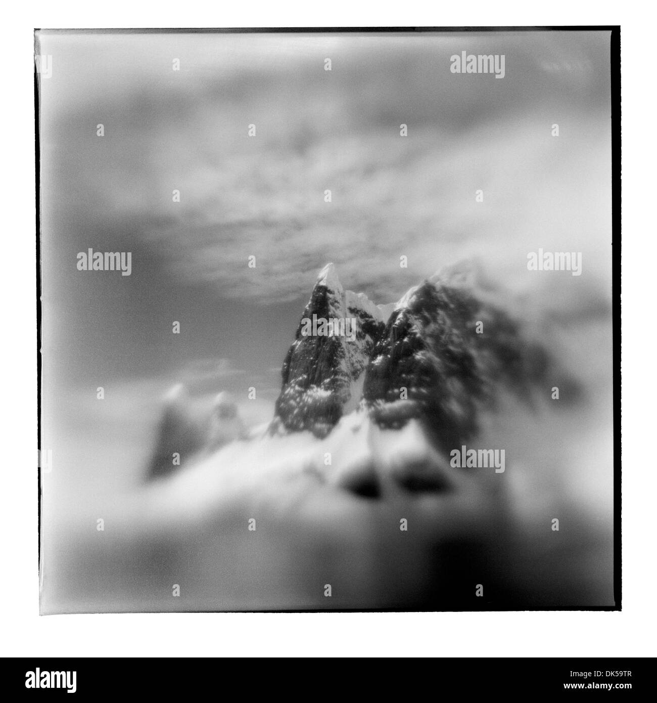 L'antarctique, floue image en noir et blanc des sommets de montagnes le long du Canal Lemaire sur l'après-midi d'été ensoleillé Banque D'Images