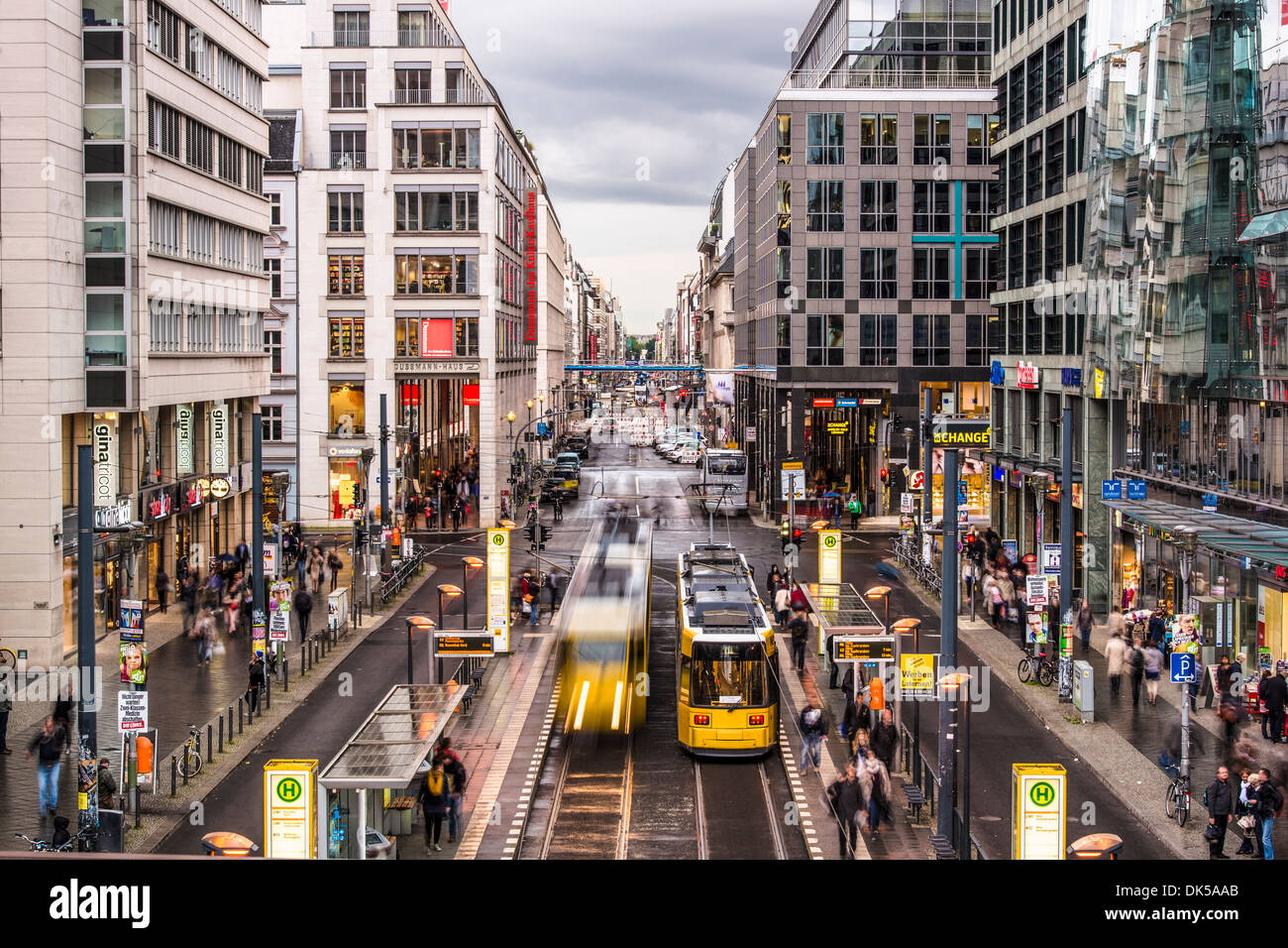 La rue Friedrichstrasse à Berlin, Allemagne. Banque D'Images