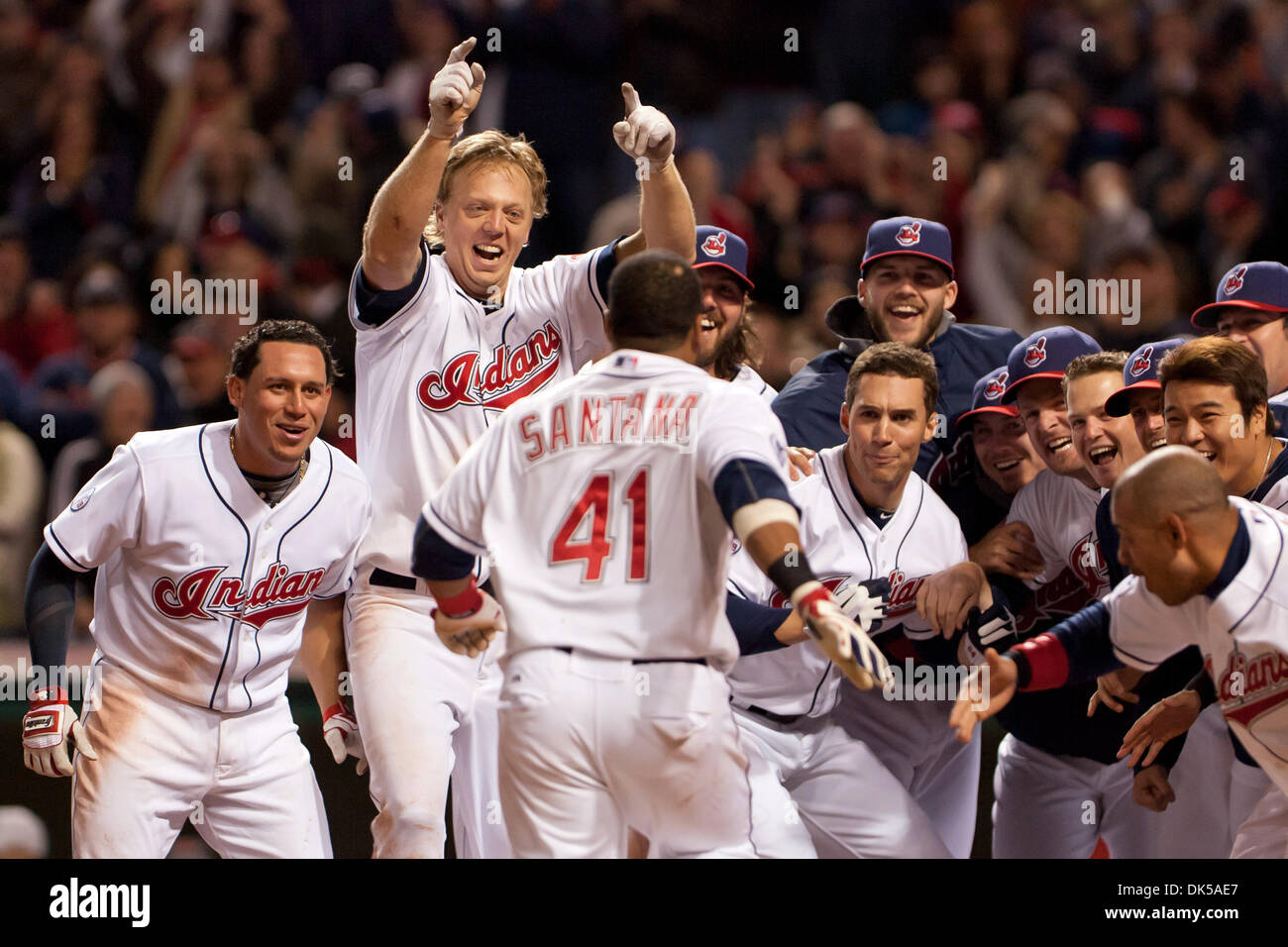 29 avril, 2011 - Cleveland, Ohio, États-Unis - les Indians de Cleveland à l'attente de la mob catcher Carlos Santana (41) après avoir frappé un walk-off grand slam home run en neuvième manche contre Detroit. Les Indians de Cleveland se sont ralliés à battre les Tigers de Detroit 9-5 au Progressive Field de Cleveland, Ohio. (Crédit Image : © Frank Jansky/global/ZUMAPRESS.com) Southcreek Banque D'Images