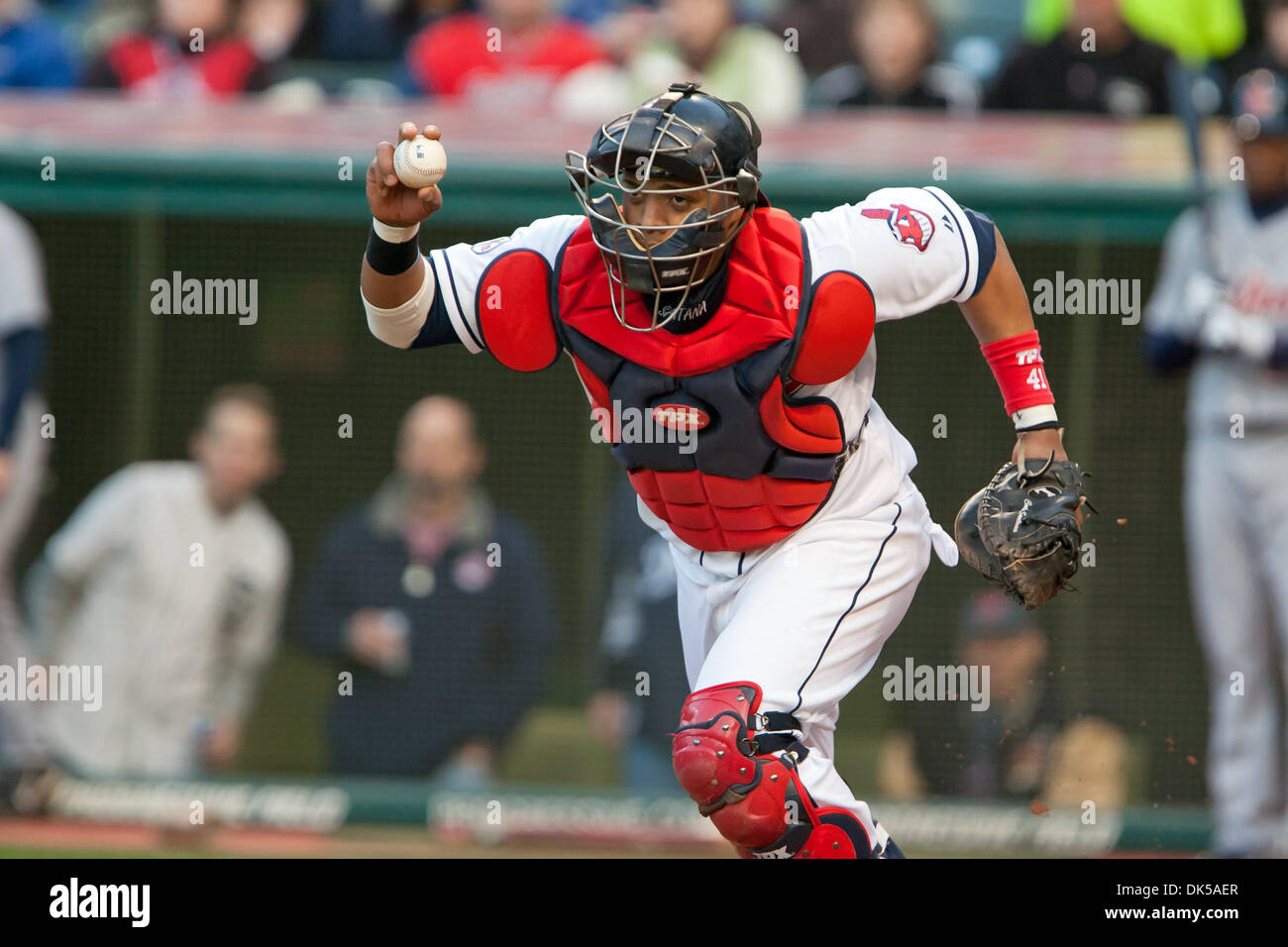 29 avril, 2011 - Cleveland, Ohio, États-Unis - Cleveland catcher Carlos Santana (41) a un coureur pris au troisième base au cours de la deuxième manche contre Detroit. Les Tigers de Detroit conduire les Indians de Cleveland 3-0 dans la quatrième manche au Progressive Field de Cleveland, Ohio. (Crédit Image : © Frank Jansky/global/ZUMAPRESS.com) Southcreek Banque D'Images