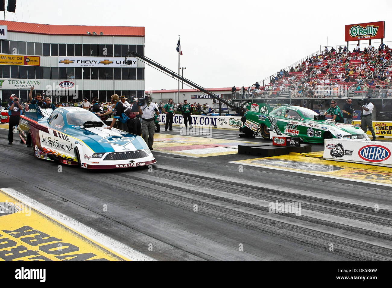 30 avril 2011 - Houston, Texas, États-Unis - Tim Wilkerson (10) pilote de la Levi Ray & Shoup équipe et John Force (1) Pilote de la Castrol GTX HM/Ford équipe font un stage, passer au cours de l'O'Reilly Auto Parts ressortissants du printemps à la Pourpre Royale Raceway de Baytown, au Texas. (Crédit Image : © Dan Wozniak/ZUMAPRESS.com) Southcreek/mondial Banque D'Images