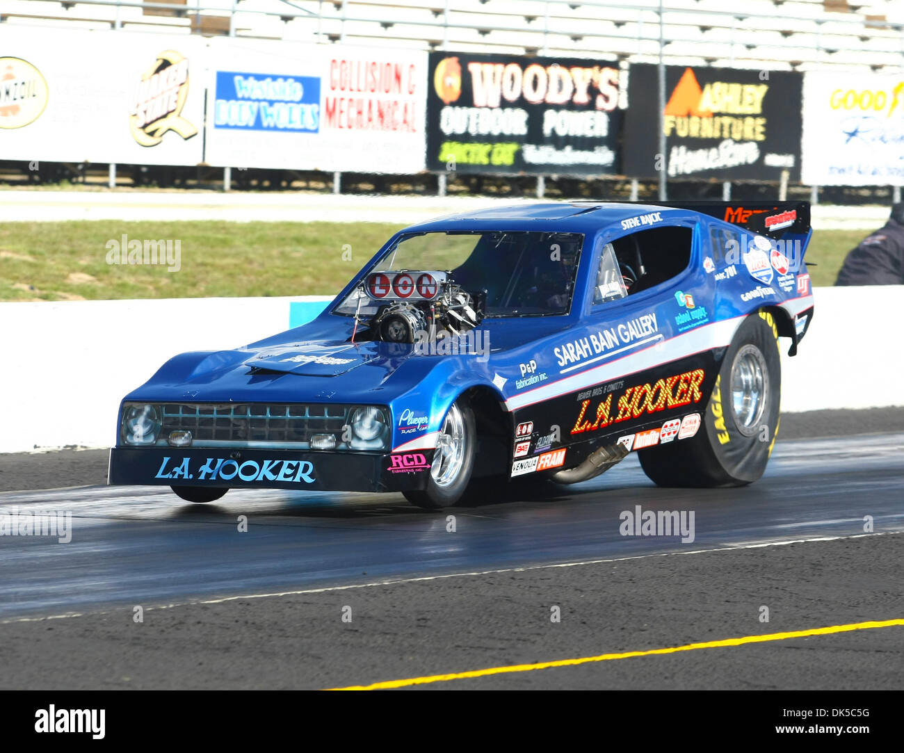 30 avril 2011 - Eagle, West Virginia, United States of America - NHRA funny car driver Steve Rajcic au cours de la dernière session de qualification à la NHRA Heritage Series event à la 41e assemblée annuelle de l'amorceur NAPA Pièces d'auto présenté par Dan Weibold Ford, comme une partie de la série de Course Lucas Oil. (Crédit Image : © Brian Lossness/ZUMAPRESS.com) Southcreek/mondial Banque D'Images