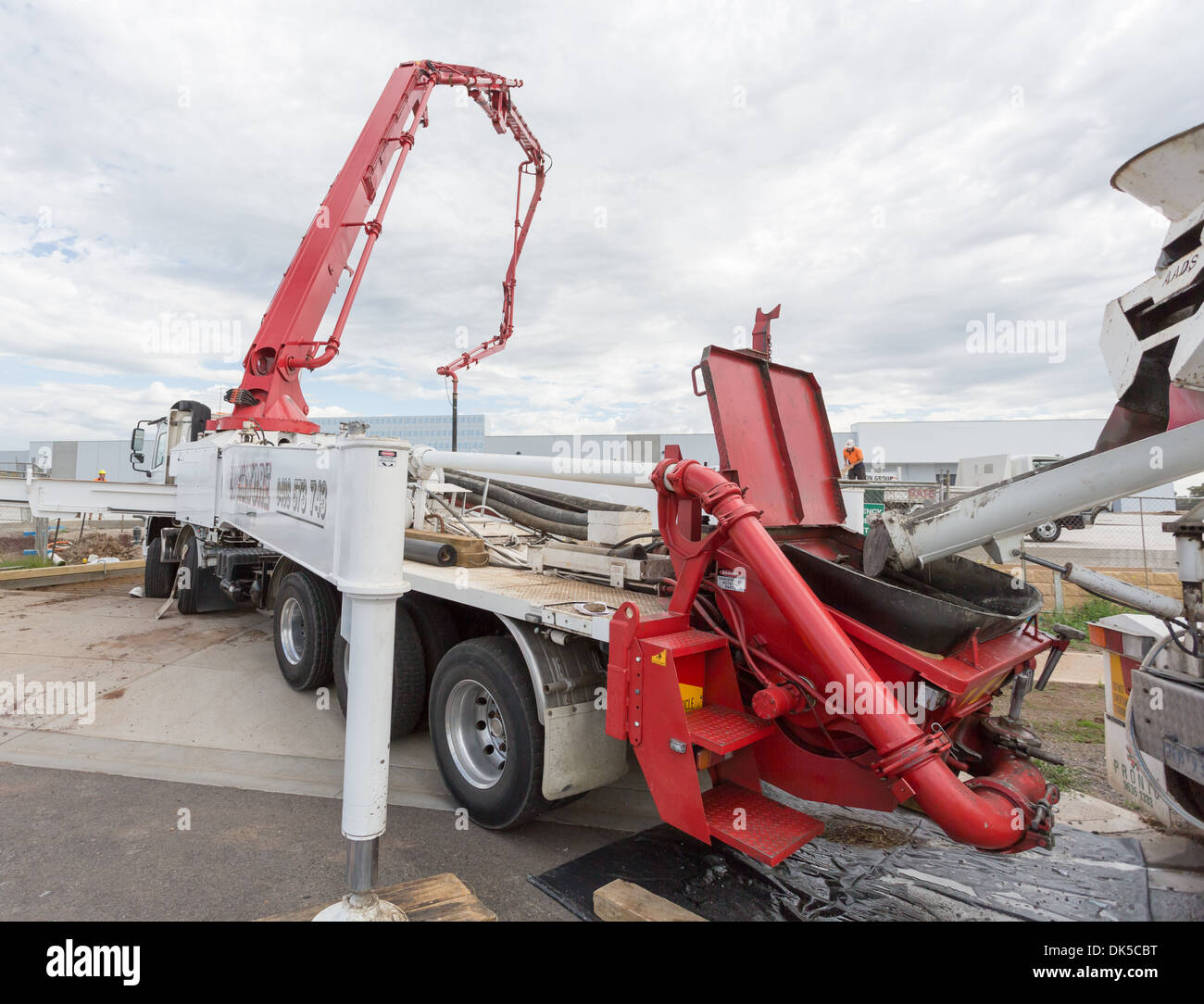 Close up de camion pompe à béton at construction site Banque D'Images
