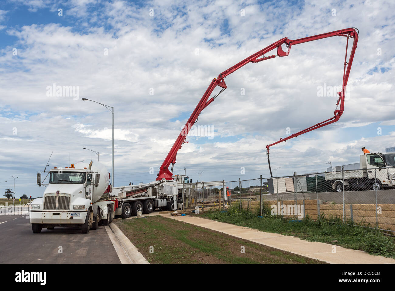 Camion pompe à béton at construction site Banque D'Images