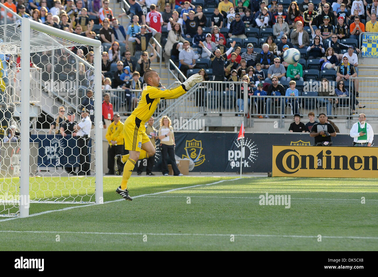 30 avril 2011 - Chester, Pennsylvanie, États-Unis - San Jose Earthquakes gardien Jon Busch (18) fait une sauvegarde. L'Union de Philadelphie a défait les San Jose Earthquakes1-0, dans un jeu joué à PPL Park à Chester, Pennsylvanie (crédit Image : © Mike Southcreek human life by Sylvester Graham/global/ZUMAPRESS.com) Banque D'Images