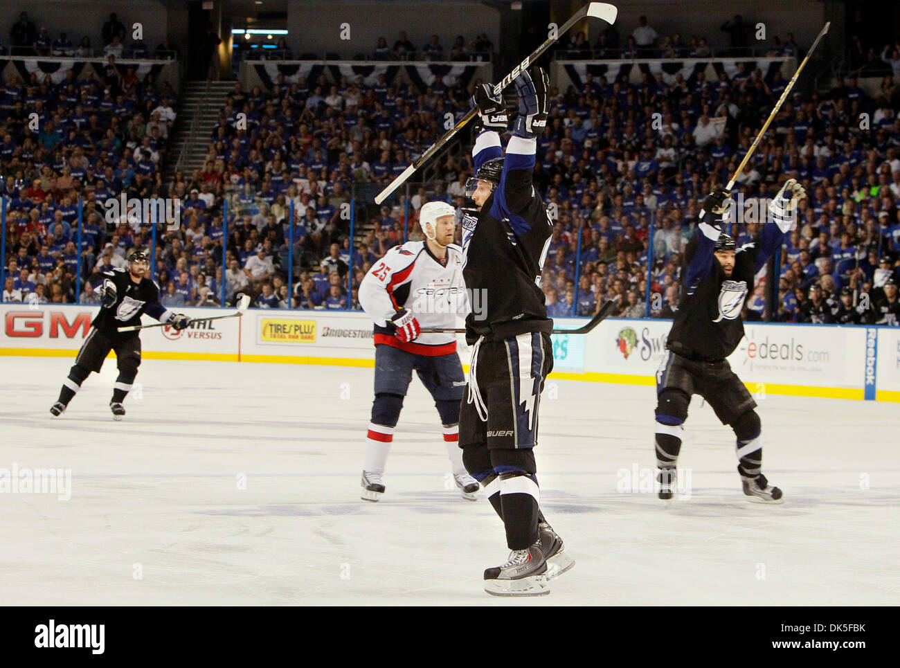 3 mai 2011 - Tampa, FL - DIRK SHADD | fois .SP 337938    LIGHTNING SHAD 28 (05/03/11 TAMPA, FL) Lightning de Tampa Bay Steven Stamkos Lightning (91) célèbre marquant le but contre les Capitals de Washington au cours de la troisième période de l'action 3 du match demi-finale de conférence de l'Est à la fois Pete forum à Tampa mardi soir (5/03/11).[DIRK SHADD, fois] (crédit Image : © Pe St. Banque D'Images