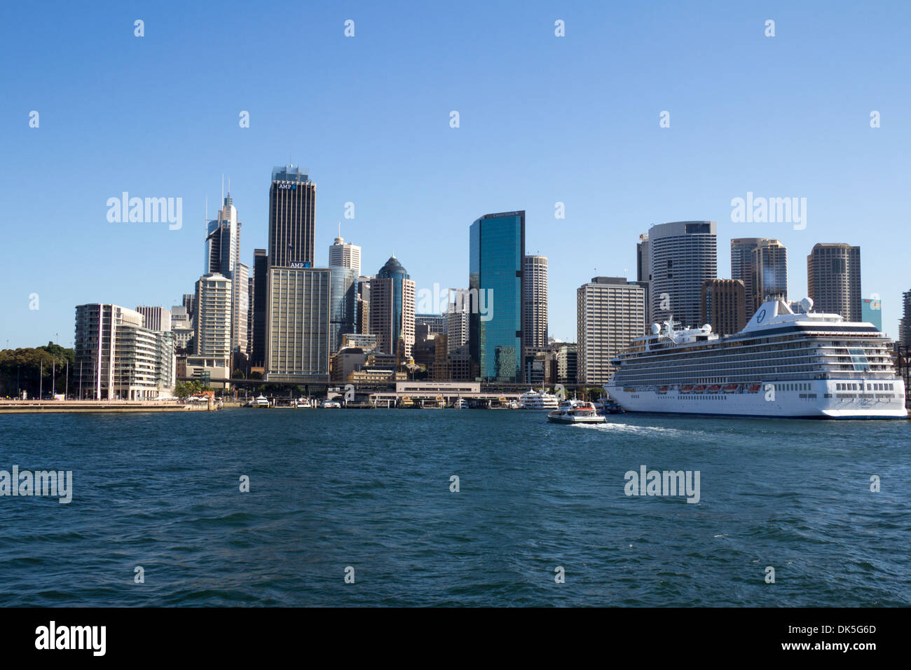 Sydney CBD (Central Business District) et bateau de croisière, New South Wales, NSW, Australie Banque D'Images