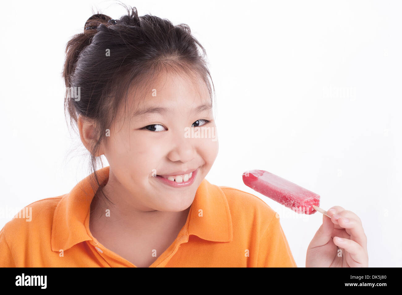 Little Asian girl heureux avec la consommation de crème glacée-isolées Banque D'Images