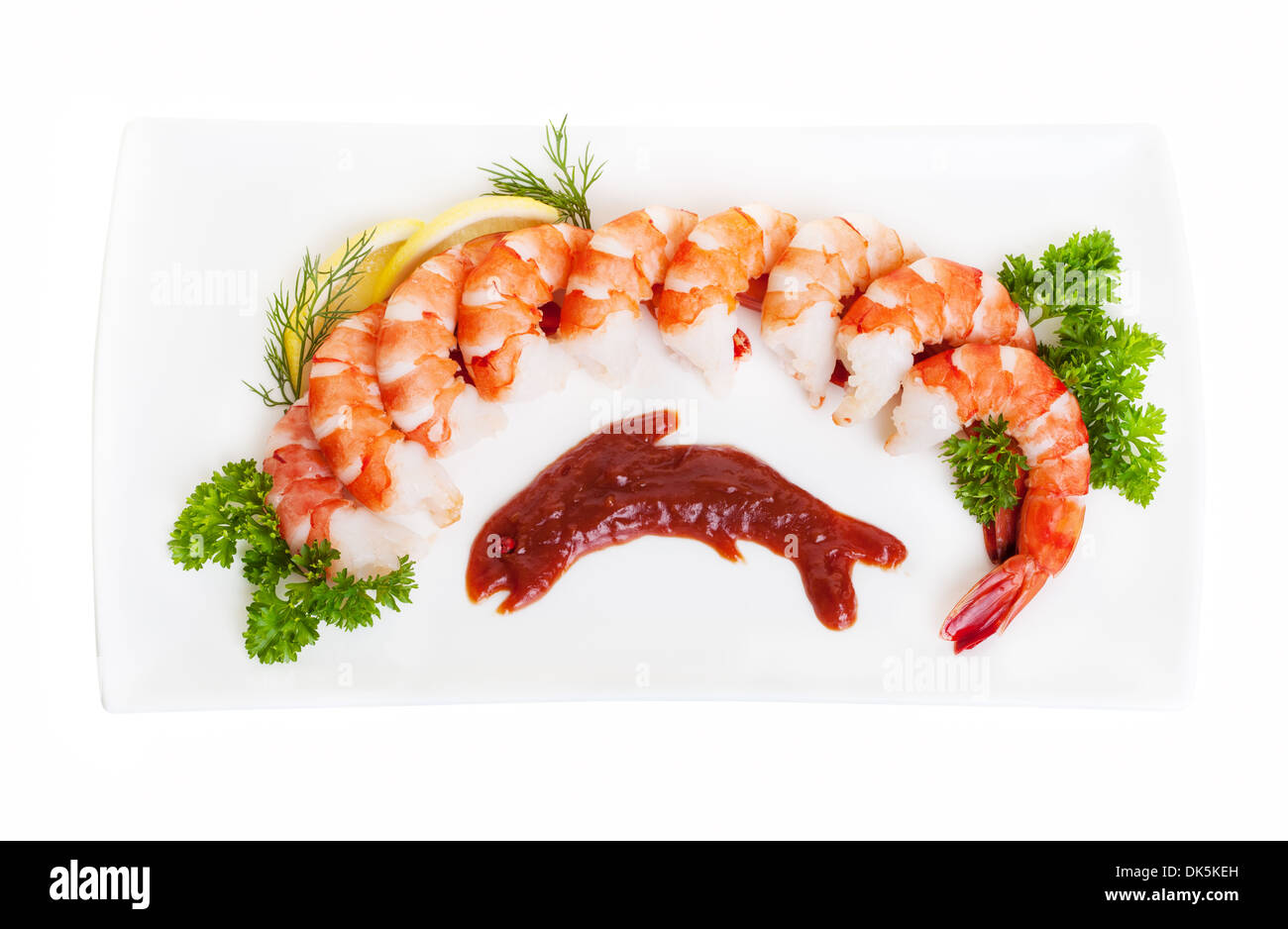 Cocktail de crevettes fraîches avec sauce rouge en forme de poisson. Banque D'Images