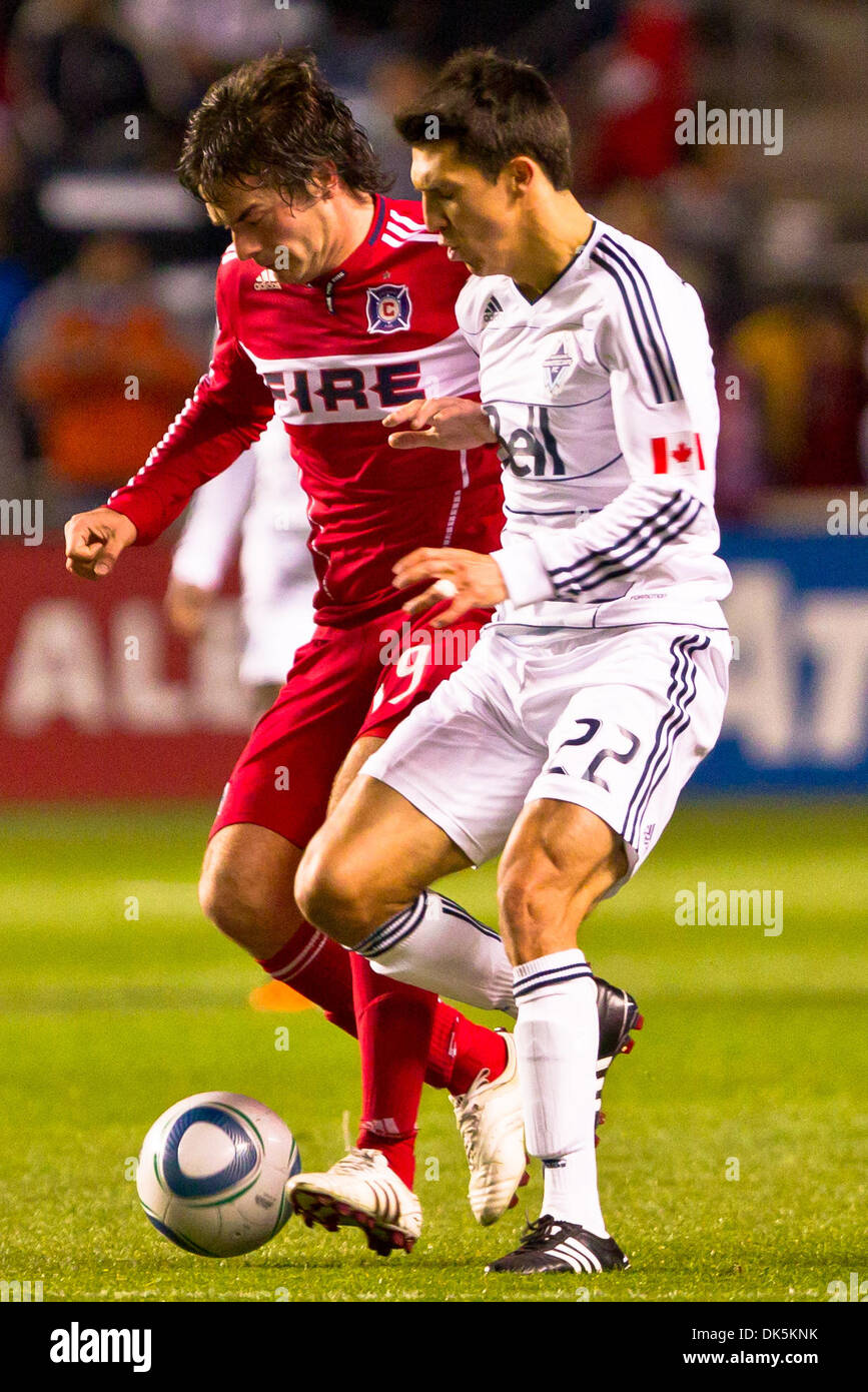 7 mai 2011 - Bridgeview, Illinois, États-Unis - Chicago Fire en avant Diego Chaves (99) et le milieu de Vancouver Whitecaps Shea Salinas (22) Bataille pour la balle durant le match entre la MLS Chicago Fire et les Whitecaps de Vancouver au Toyota Park de Bridgeview, IL. Le jeu est terminé dans un 0-0 tie. (Crédit Image : © Geoffrey Siehr/ZUMAPRESS.com) Southcreek/mondial Banque D'Images