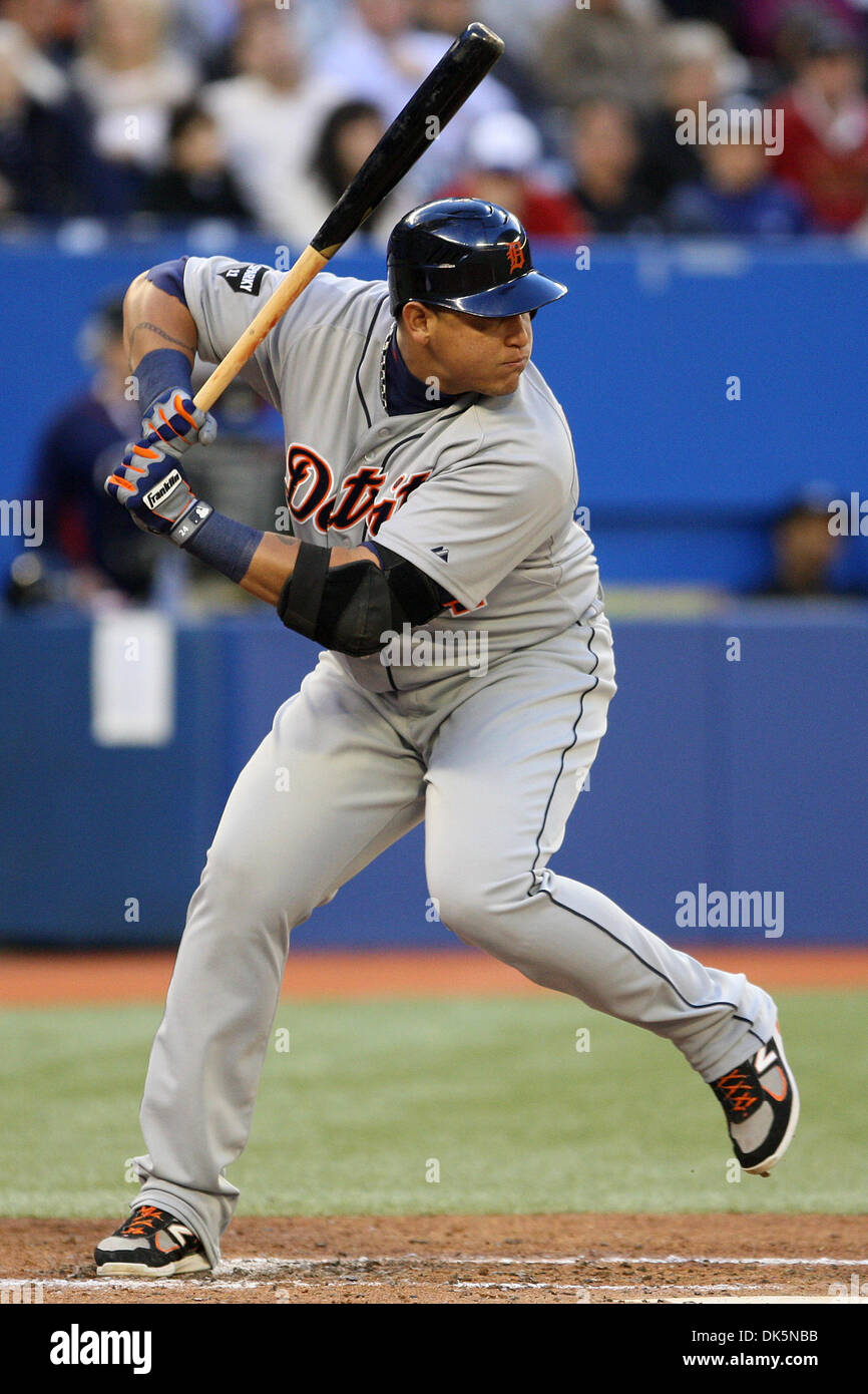 9 mai 2011 - Toronto, Ontario, Canada - Detroit Tigers Miguel Cabrera (24) se prépare à swing sur une hauteur en MLB action au Centre Rogers de Toronto, Canada. Detroit a battu Toronto 10-5. (Crédit Image : © Jay Gula/ZUMAPRESS.com) Southcreek/mondial Banque D'Images