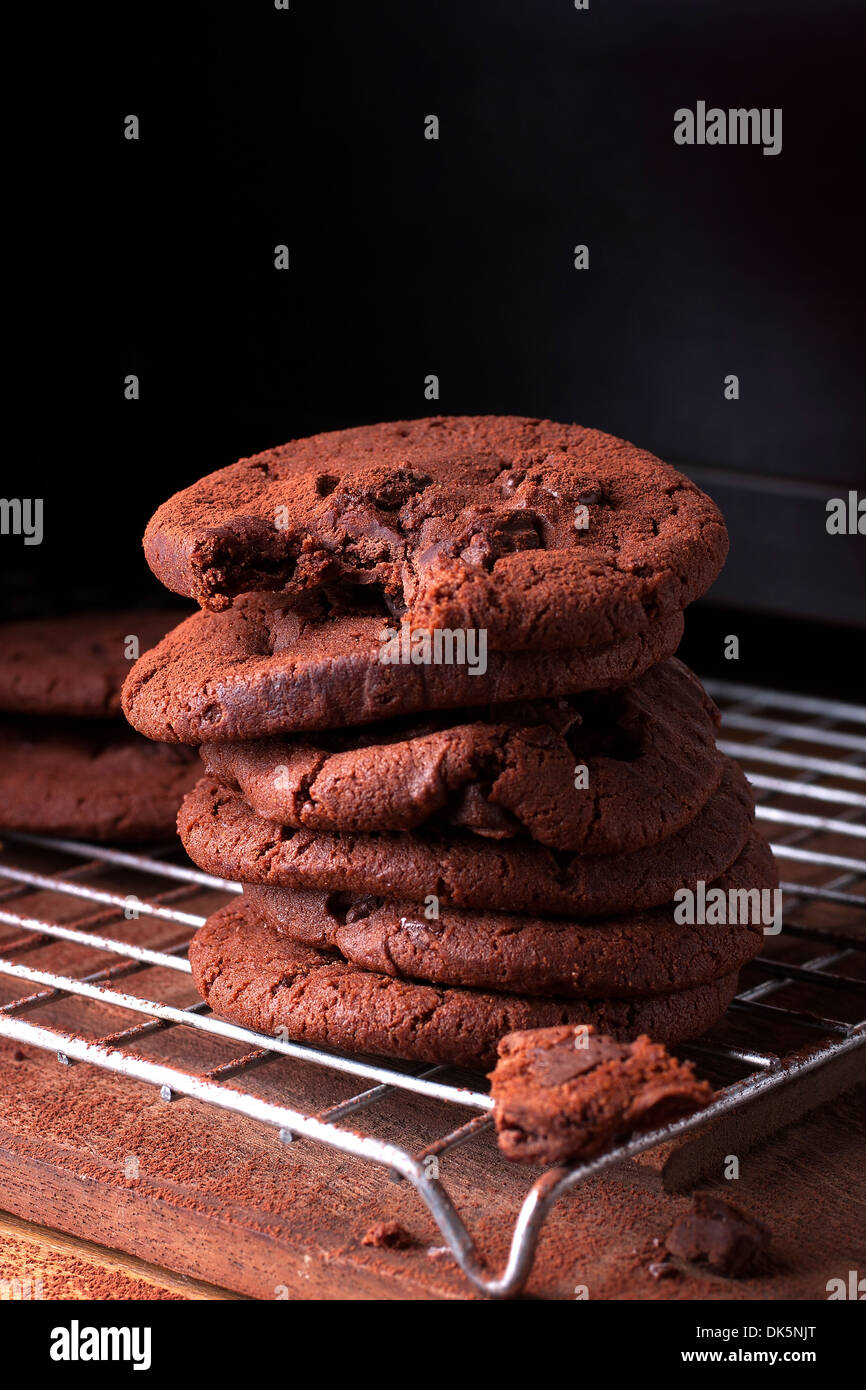 Grande cheminée de soft chocolate chip cookie avec une marque de morsure. Banque D'Images