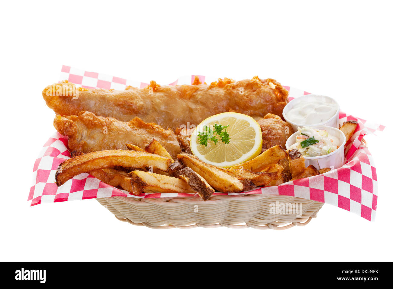 Fish and chips traditionnels sur un fond blanc. Banque D'Images