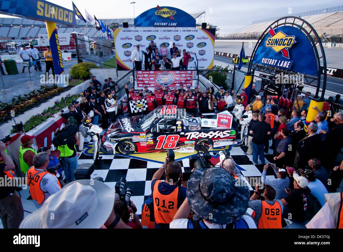 13 mai 2011 - Douvres. Comté : Autres, Delaware, United States of America - Kyle Busch # 18 remporte la NASCAR Camping World Truck Series Race Vendredi, Mai 13, 2011, Busch et Pit Crew célébrer au Victory Lane à Dover International Speedway à Dover Delaware. (Crédit Image : © Saquan Stimpson/global/ZUMAPRESS.com) Southcreek Banque D'Images