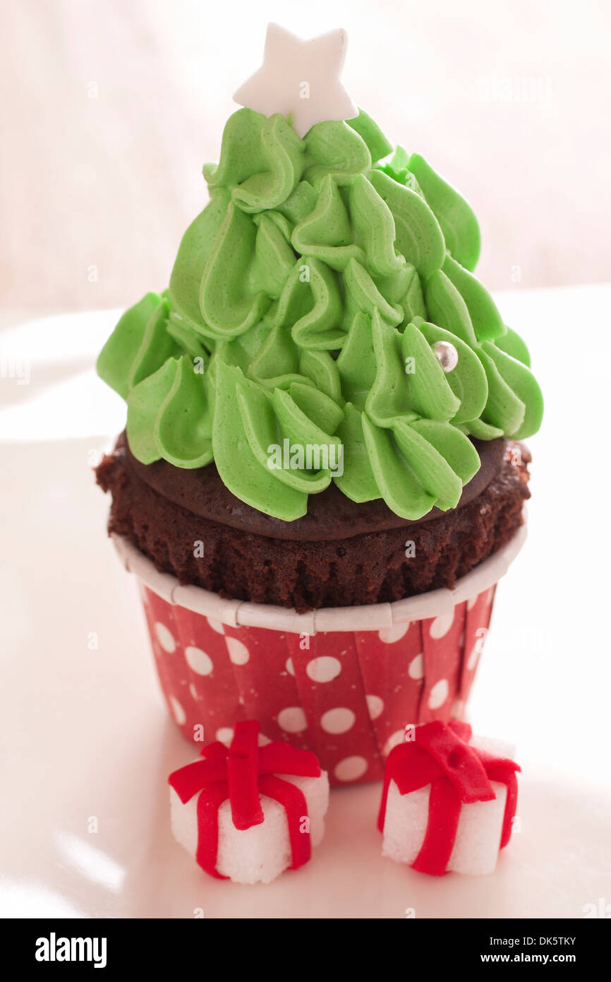 Arbre de Noël décoré cupcake avec boîte-cadeau Banque D'Images
