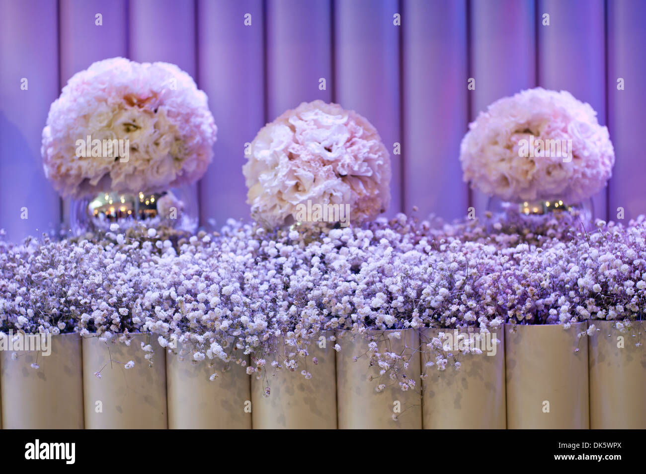 Vase à fleurs fleurs bouquet de fleurs blanches bar wall hanging décoration vase de fleurs d'un éclairage chaleureux et élégant wedd romantique Banque D'Images