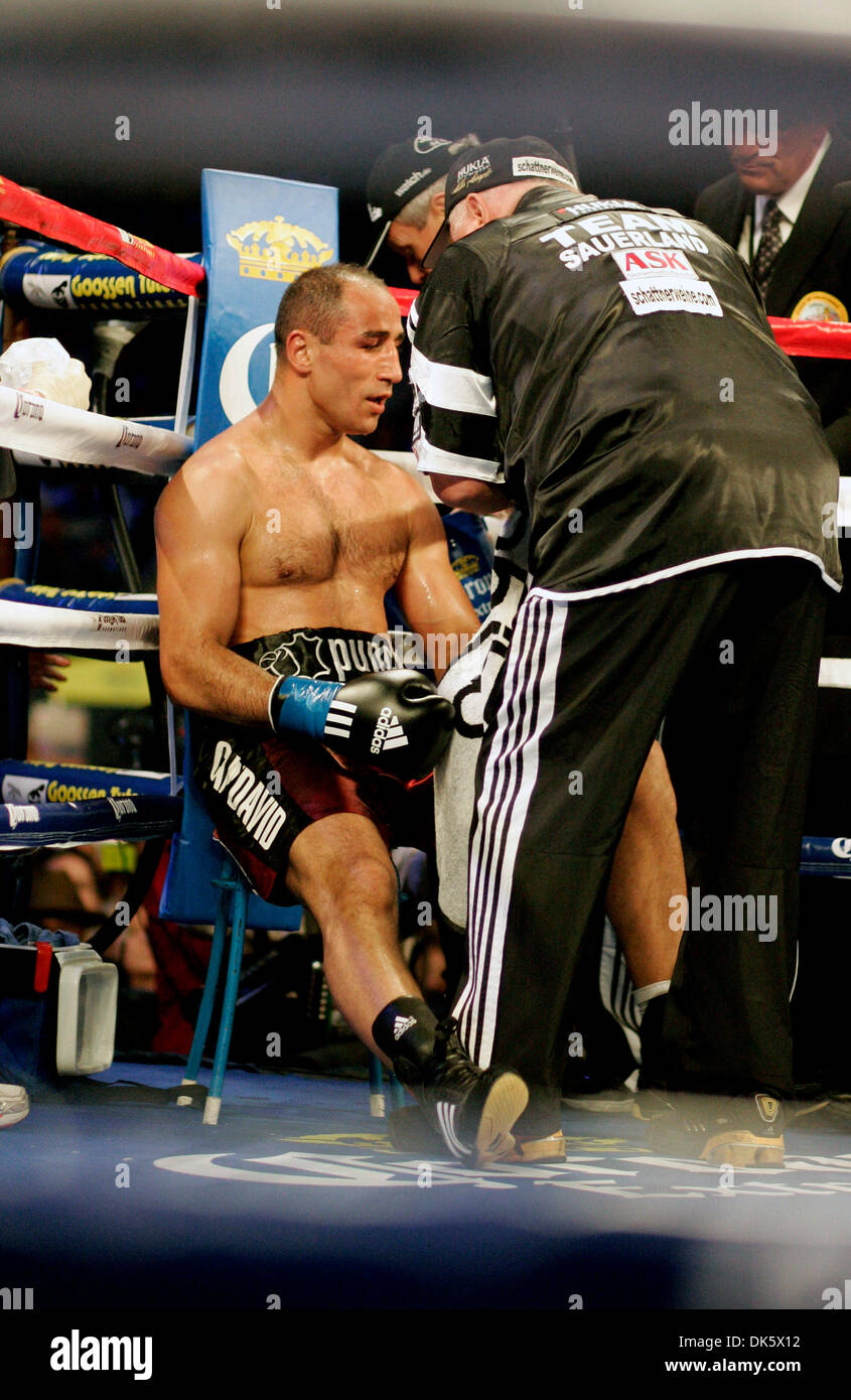 14 mai 2011 - Carson, Californie, États-Unis - Arthur Abraham est assis entre les tours au cours de sa lutte contre le détenteur du titre Poids moyens WBA Super Andre Ward. Ward a remporté une décision unanime sur la victoire samedi soir dans le Super Six World Boxing Classic demi-finales à Carson, Californie. (Crédit Image : © Jonathan Alcorn/ZUMAPRESS.com) Banque D'Images