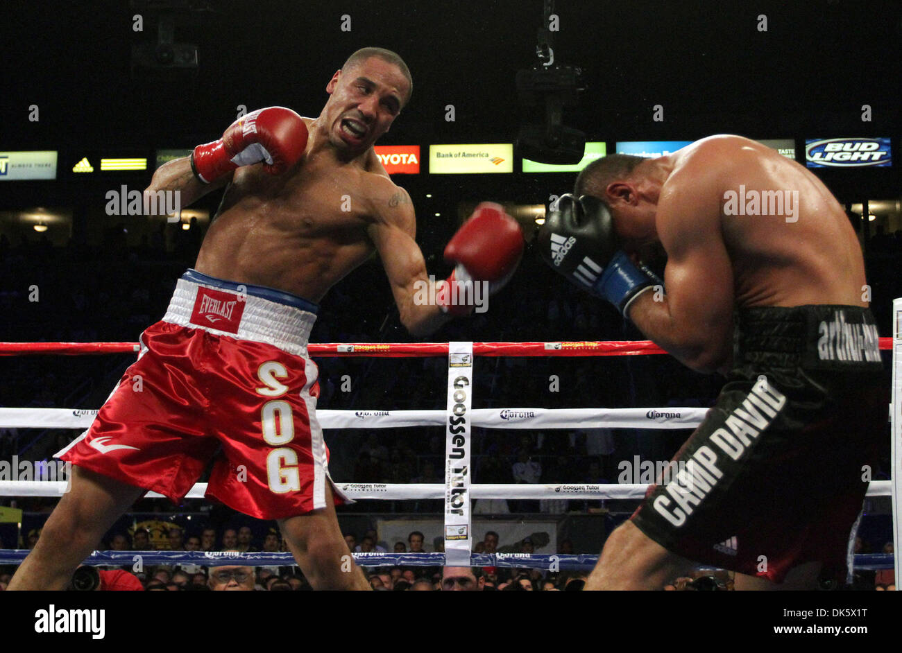 14 mai 2011 - Carson, Californie, États-Unis - détenteur du titre Poids moyens WBA Super ANDRE WARD (rouge gants) sur le chemin d'une décision unanime victoire contre ARTHUR ABRAHAM dans la nuit de samedi dans le Super Six World Boxing Classic demi-finales (Image Crédit : © Jonathan Alcorn/ZUMAPRESS.com) Banque D'Images