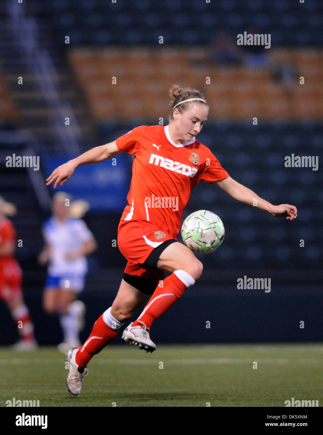 13 mai 2011 : . Le Western New York Flash défait les Boston Breakers 3-2 à Sahlen's Stadium à Rochester, dans l'ouest de New York's Gina Lewandowski (# 6) avec le ballon tout en jouant à Boston.(Image Crédit : © Alan Schwartz/Cal/ZUMAPRESS.com) Media Sport Banque D'Images