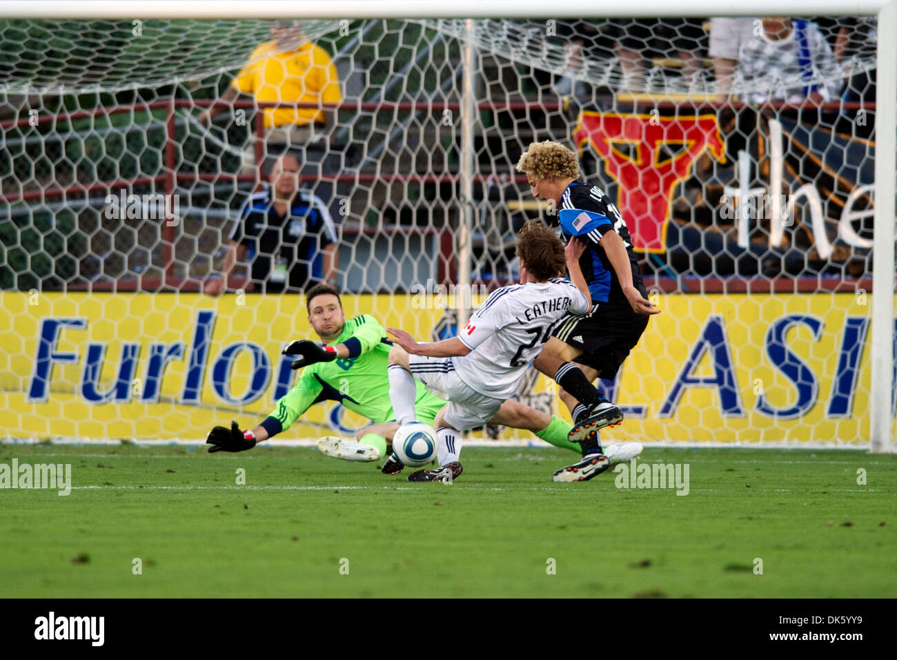 20 juillet 2011 - Santa Clara, Californie, États-Unis - le défenseur des Whitecaps Cuirs Jonathan (25) détient au large de tremblements de l'avant Steven Lenhart (24) comme le gardien des Whitecaps Joe Cannon (1) se prépare à faire de l'enregistrer au cours de la correspondance entre le MLS San Jose Earthquakes et les Whitecaps de Vancouver au Buck Shaw Stadium de Santa Clara, CA. Les équipes sont à égalité 1-1 à la moitié. (Crédit Image : © Mat Banque D'Images