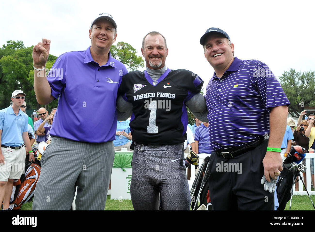 18 mai 2011 - Fort Worth, TX, USA - J.J. Henry, Jerry Kelly dans le Super Frog tenue, et l'entraîneur-chef Gary Patterson TCU au cours de la Journée de l'Pro-Am Crowne Plaza Invitational à colonial a joué au Colonial Country Club à Fort Worth, TX. Kelly, Wisconsin alun, perdu un pari à Henry que les grenouilles Cornu perdrait au Wisconsin à la 97e conférence annuelle de Rose Bowl. En conséquence, Kelly a Banque D'Images