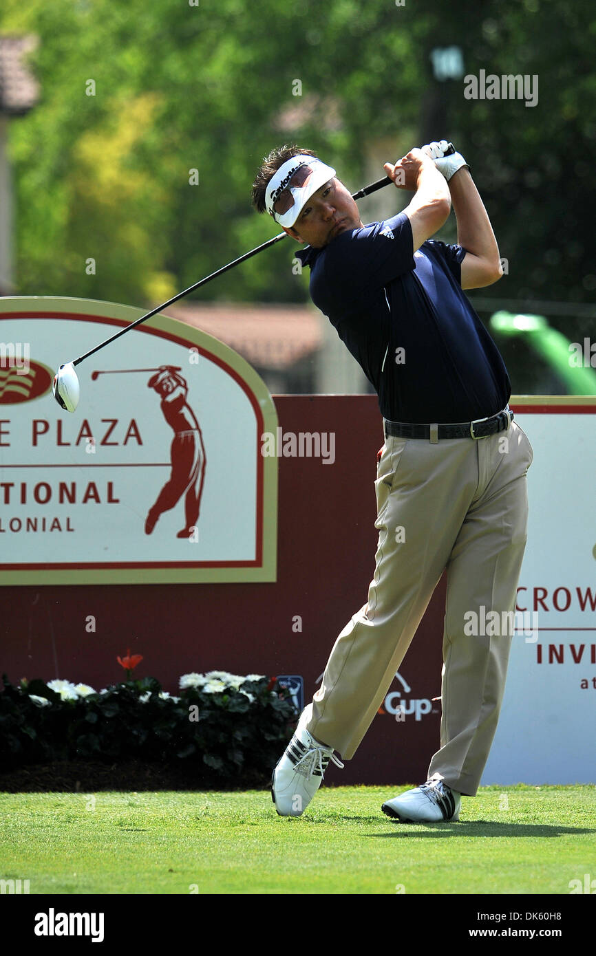 18 mai 2011 - Fort Worth, TX, USA - Charlie Wi tees off au Pro-Am Jour du Crowne Plaza Invitational à colonial a joué au Colonial Country Club à Fort Worth, TX. (Crédit Image : © Patrick Green/ZUMAPRESS.com) Southcreek/mondial Banque D'Images