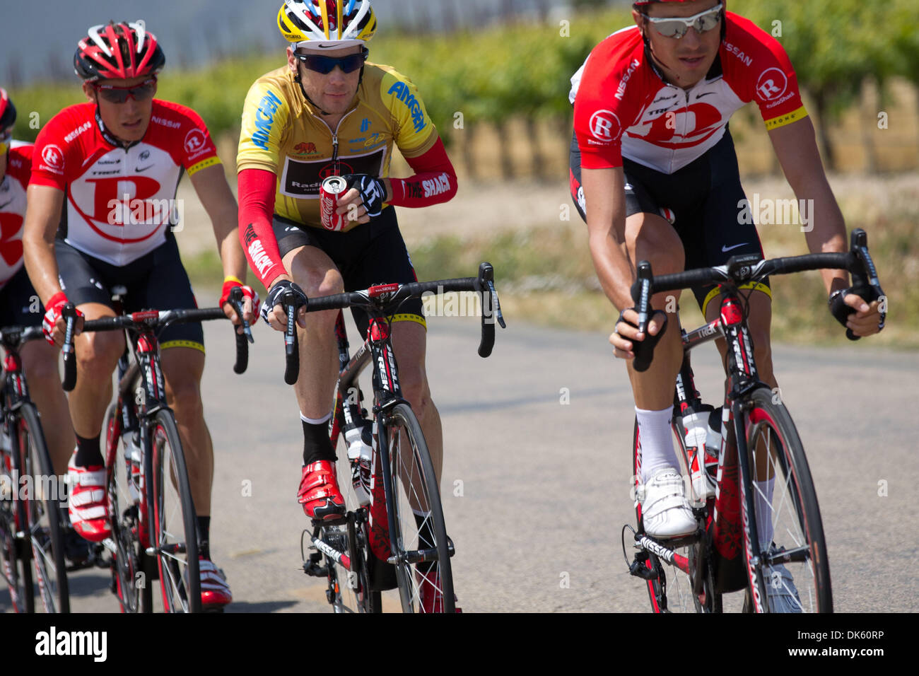 19 mai 2011 - Seaside-Paso Robles, Californie, États-Unis - Amgen Tour de Californie leader CHRIS HORNER (Team Radio Shack) prend une pause pour un soda pendant un moment de calme de stade de cinq ans. (Crédit Image : © Wil Matthews/ZUMAPRESS.com) Banque D'Images