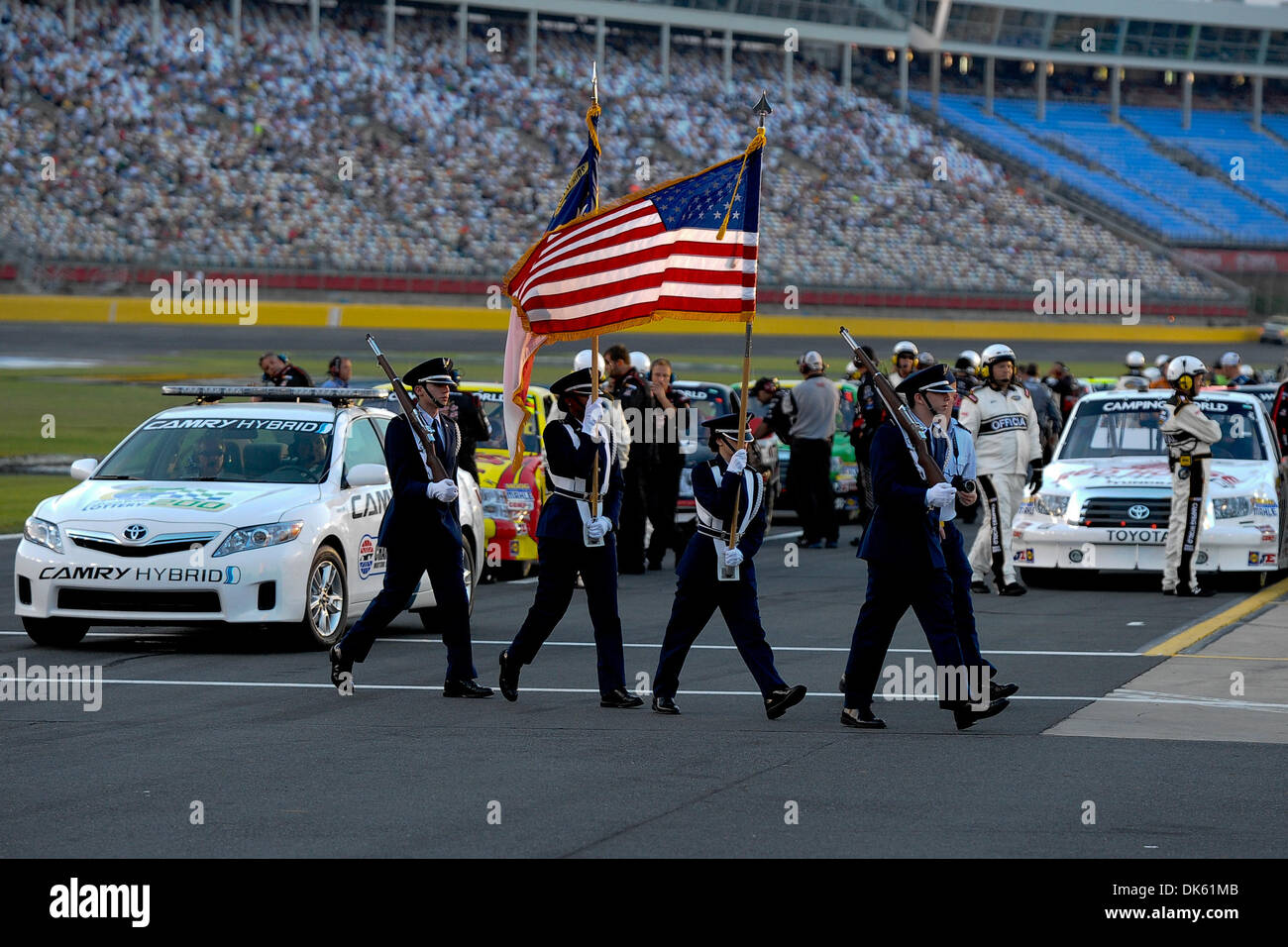20 mai 2011 - Concord, Caroline du Nord, États-Unis d'Amérique - Les équipes de fosse et les pilotes se préparent pour le début de course d'aujourd'hui l'éducation à la loterie 200 Charlotte Motor Speedway à Concord, Caroline du Nord (Image Crédit : © Anthony Barham/global/ZUMAPRESS.com) Southcreek Banque D'Images