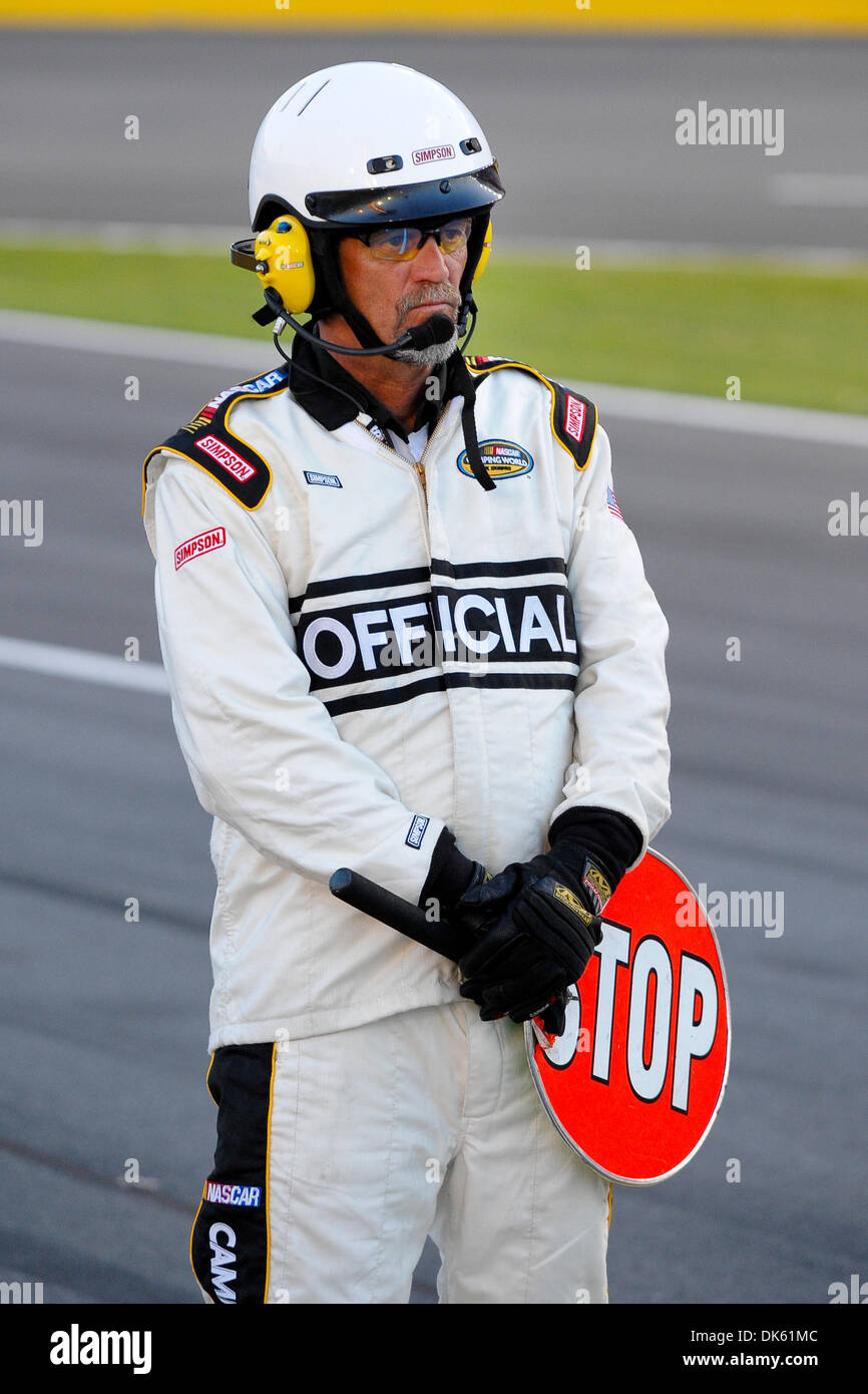 20 mai 2011 - Concord, Caroline du Nord, États-Unis d'Amérique - officiel NASCAR se prépare pour le début de course d'aujourd'hui l'éducation à la loterie 200 Charlotte Motor Speedway à Concord, Caroline du Nord (Image Crédit : © Anthony Barham/global/ZUMAPRESS.com) Southcreek Banque D'Images