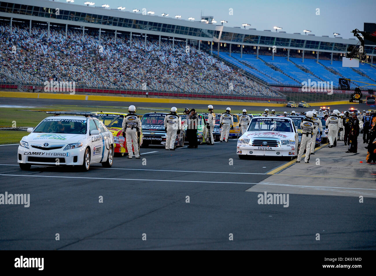 20 mai 2011 - Concord, Caroline du Nord, États-Unis d'Amérique - Les équipes de fosse et les pilotes se préparent pour le début de course d'aujourd'hui l'éducation à la loterie 200 Charlotte Motor Speedway à Concord, Caroline du Nord (Image Crédit : © Anthony Barham/global/ZUMAPRESS.com) Southcreek Banque D'Images