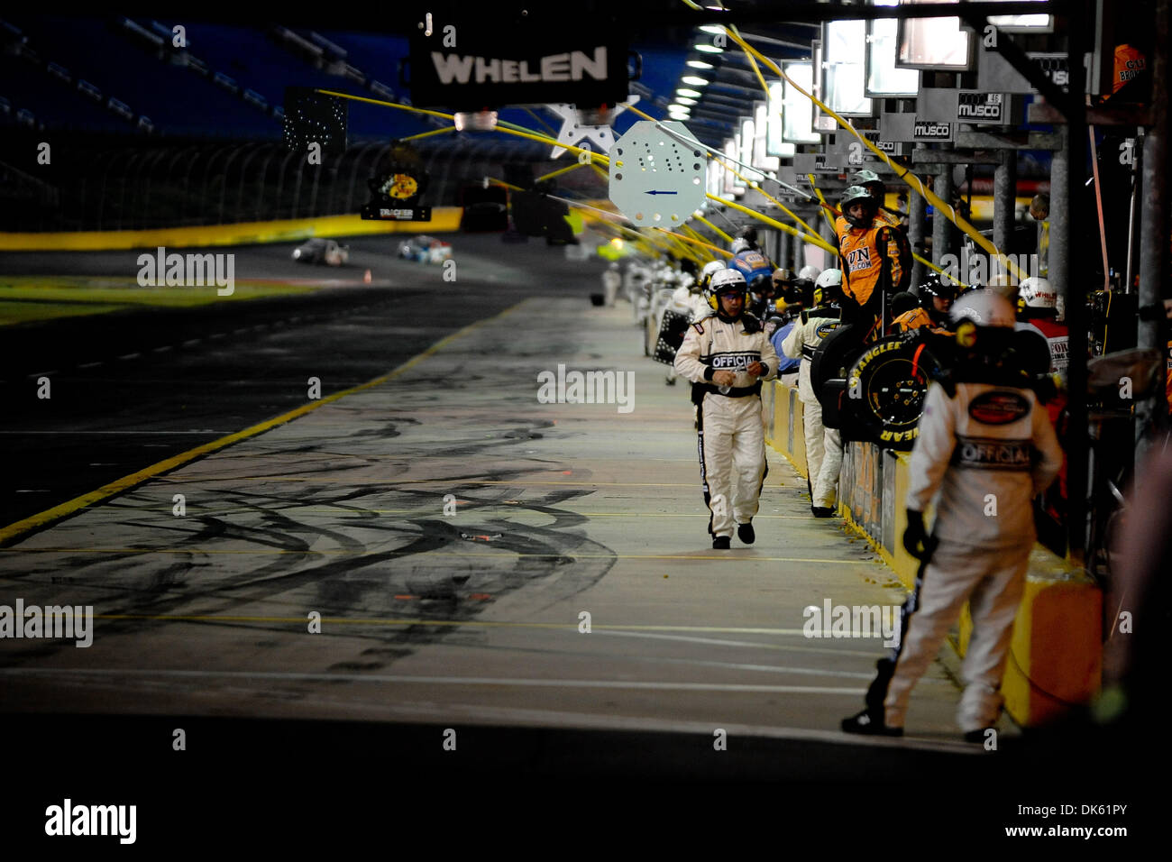 20 mai 2011 - Concord, Caroline du Nord, États-Unis d'Amérique - Pit road lors de la course d'aujourd'hui l'éducation 200 loterie au Charlotte Motor Speedway à Concord, Caroline du Nord (Image Crédit : © Anthony Barham/global/ZUMAPRESS.com) Southcreek Banque D'Images