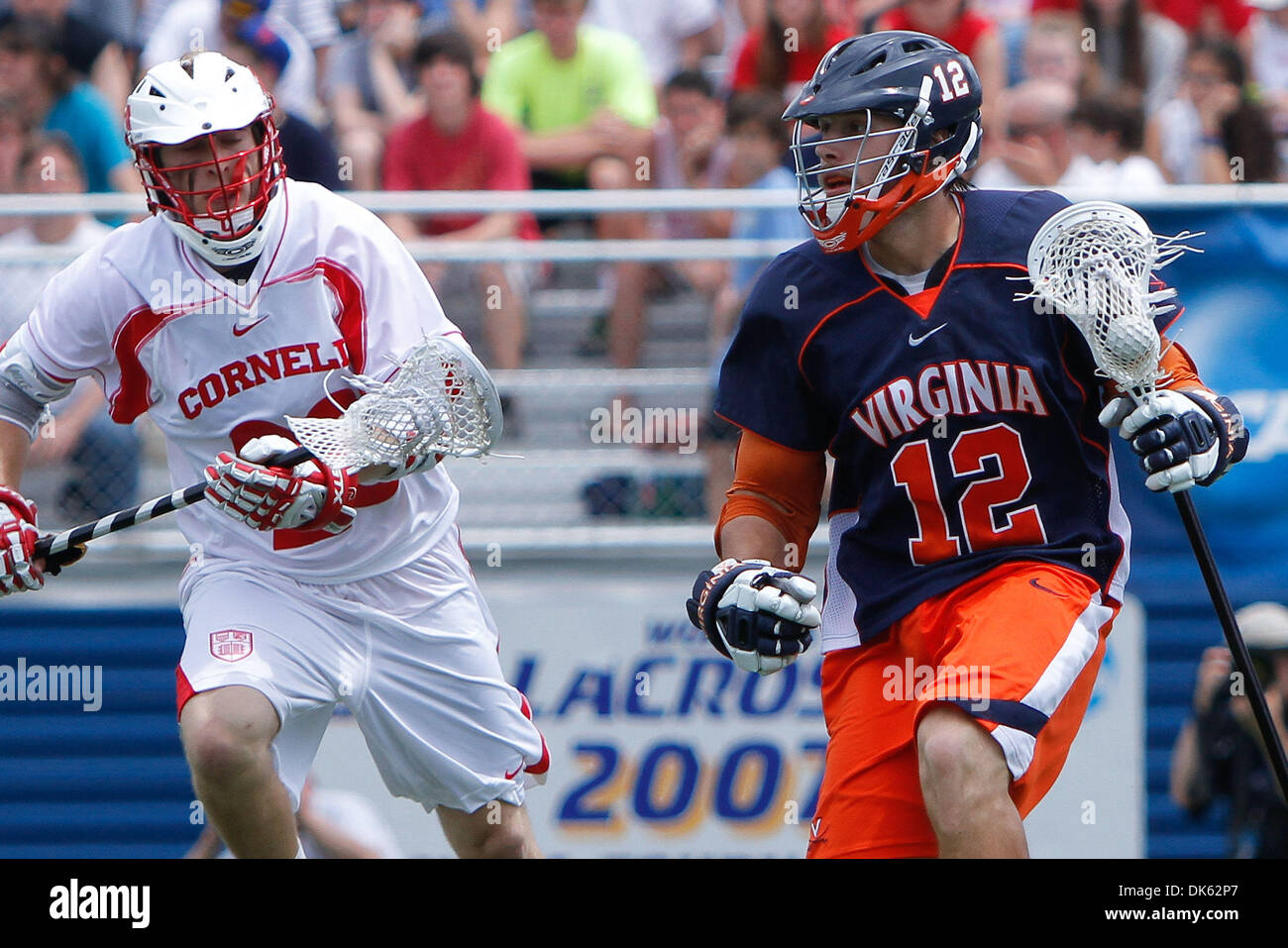 21 mai 2011 - Hempstead, New York, États-Unis - le milieu de terrain Big Red de Cornell Cody Levine (23) dans la crosse action contre le milieu de terrain de l'Université de Virginie (12) John Haldy à la NCAA Men's Lacrosse quarts à James M. Shuart Stadium, Hempstead, NY (crédit Image : © Debby Wong/ZUMAPRESS.com) Southcreek/mondial Banque D'Images