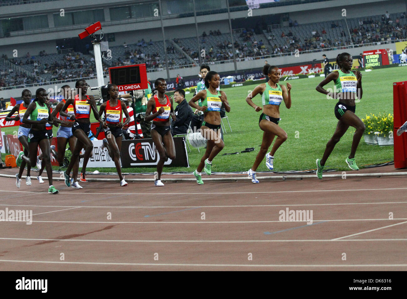 15 mai 2011 - Shanghai, Chine - une ligne de coureurs du Kenya et l'Éthiopie en concurrence dans la WOMEN'S 5000 mètres aux la Diamond League's 2011 Dunlop Shanghai Golden Grand Prix (Image Crédit : © Breningstall ZUMAPRESS.com)/Jeremy Banque D'Images