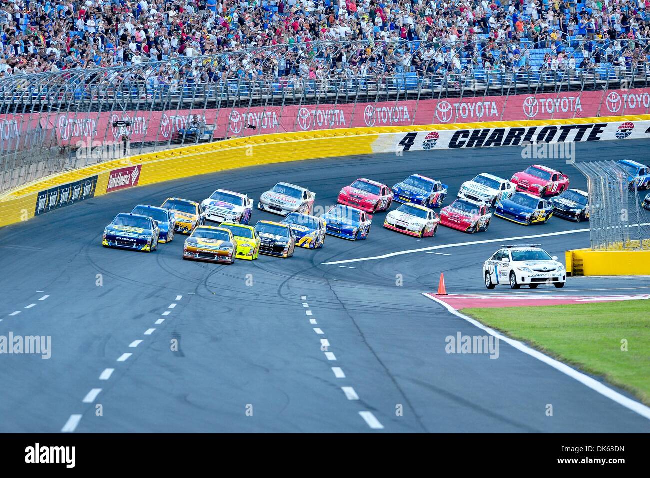 21 mai 2011 - Concord, Caroline du Nord, États-Unis d'Amérique - le pace car abat pit road pour le début de la course des étoiles au Charlotte Motor Speedway à Concord, Caroline du Nord (Image Crédit : © Anthony Barham/global/ZUMAPRESS.com) Southcreek Banque D'Images
