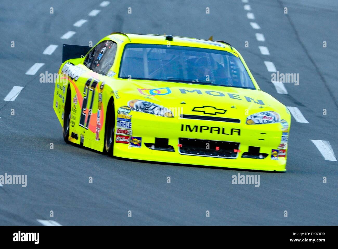 21 mai 2011 - Concord, Caroline du Nord, États-Unis d'Amérique - Sprint Cup Series driver Paul Menard (27) au cours de la All Star course sur le Charlotte Motor Speedway à Concord, Caroline du Nord (Image Crédit : © Anthony Barham/global/ZUMAPRESS.com) Southcreek Banque D'Images