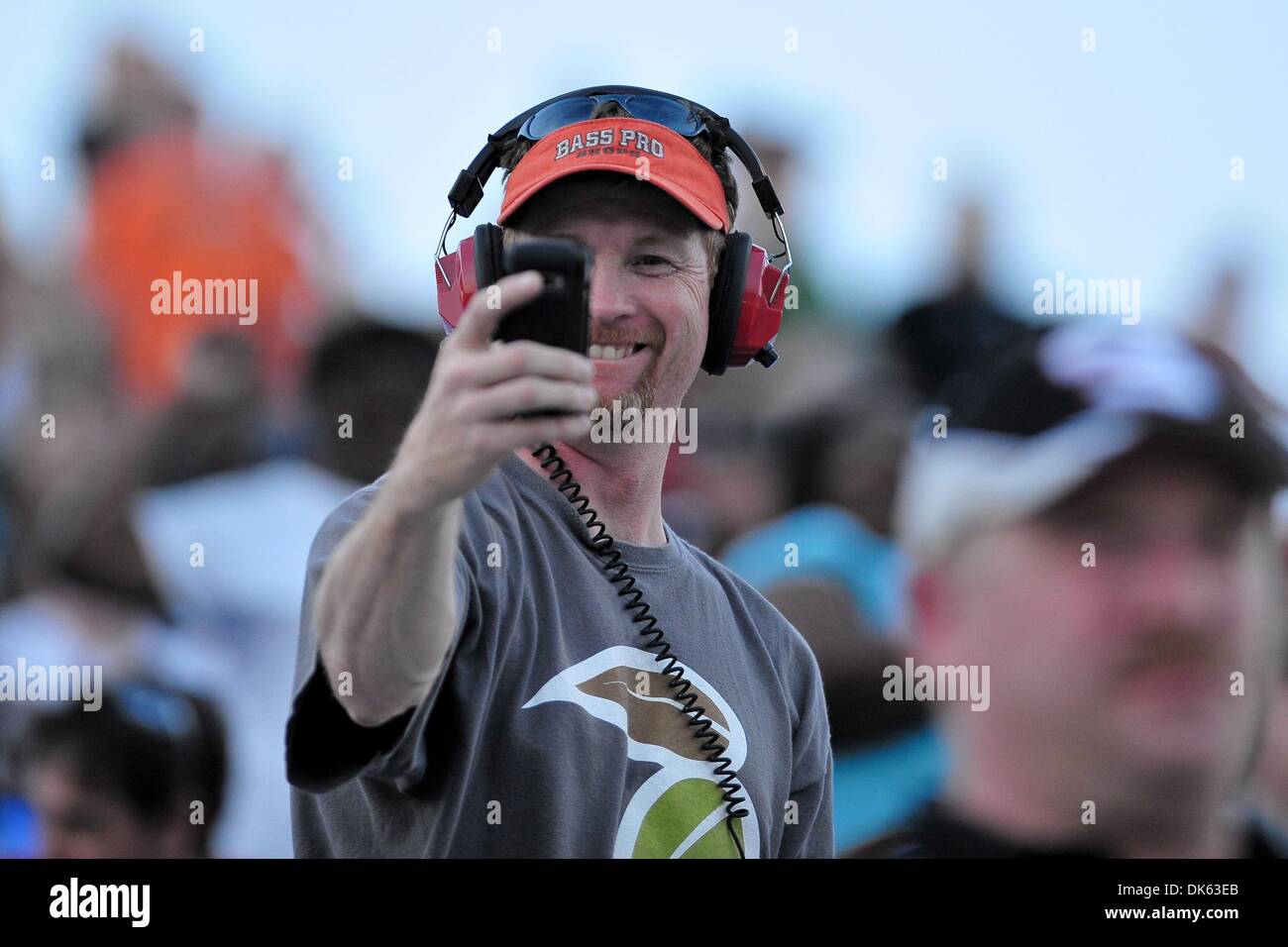 21 mai 2011 - Concord, Caroline du Nord, États-Unis d'Amérique - Nascar ventilateur accroche moi prendre sa photo et recule pendant la course des étoiles au Charlotte Motor Speedway à Concord, Caroline du Nord (Image Crédit : © Anthony Barham/global/ZUMAPRESS.com) Southcreek Banque D'Images