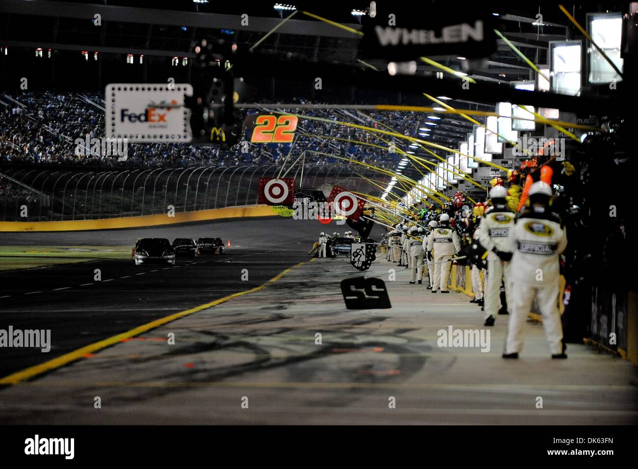 21 mai 2011 - Concord, Caroline du Nord, États-Unis d'Amérique - Pit road ouvre pendant la course des étoiles au Charlotte Motor Speedway à Concord, Caroline du Nord (Image Crédit : © Anthony Barham/global/ZUMAPRESS.com) Southcreek Banque D'Images