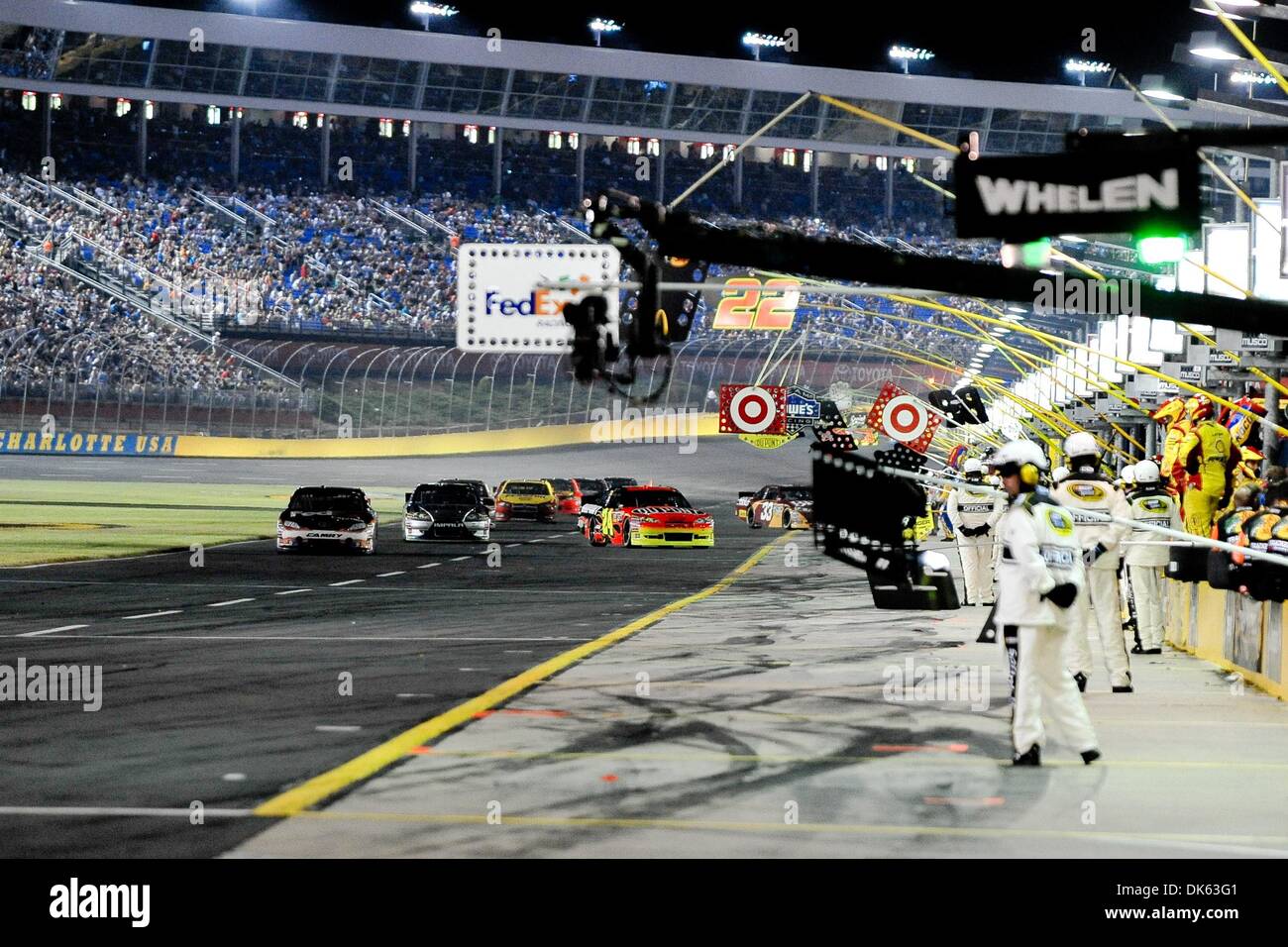 21 mai 2011 - Concord, Caroline du Nord, États-Unis d'Amérique - Pit road ouvre pendant la course des étoiles au Charlotte Motor Speedway à Concord, Caroline du Nord (Image Crédit : © Anthony Barham/global/ZUMAPRESS.com) Southcreek Banque D'Images
