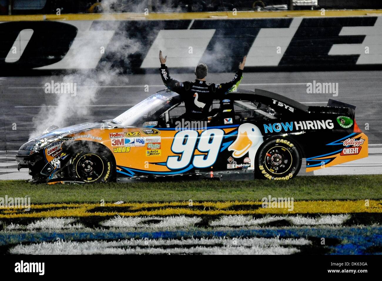 21 mai 2011 - Concord, Caroline du Nord, États-Unis d'Amérique - Sprint Cup Series driver Carl Edwards (99) remporte la course de la All Star au Charlotte Motor Speedway à Concord, Caroline du Nord (Image Crédit : © Anthony Barham/global/ZUMAPRESS.com) Southcreek Banque D'Images