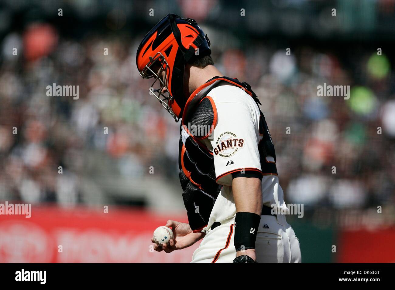 21 mai 2011 - San Francisco, Californie, États-Unis - San Francisco Giants catcher Buster Posey (28) chefs de l'creusé au cours de la MLB match entre les Giants de San Francisco et d'Oakland Athletics. Les Giants de San Francisco gagner le match 3-0. (Crédit Image : © Southcreek Dinno Kovic/global/ZUMAPRESS.com) Banque D'Images