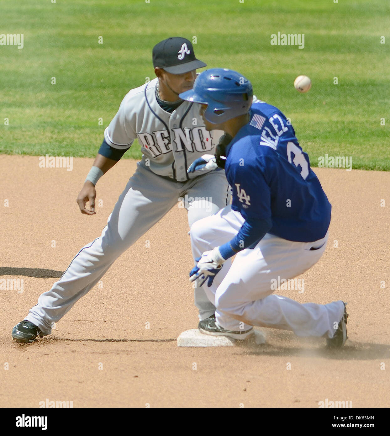 22 mai 2011 - Albuquerque, NM, États-Unis - Albuquerque Journal d'isotopes d'Albuquerque Eugenio Velez, <cq >,droit arrive à 2e base, tandis que Reno Ace shortstop Tony Abreu, <cq >, est trop tard pour que le lancer pendant le match joué le dimanche 22 mai 2011. (Crédit Image : © Adolphe Pierre-Louis/Albuquerque Journal/ZUMAPRESS.com) Banque D'Images