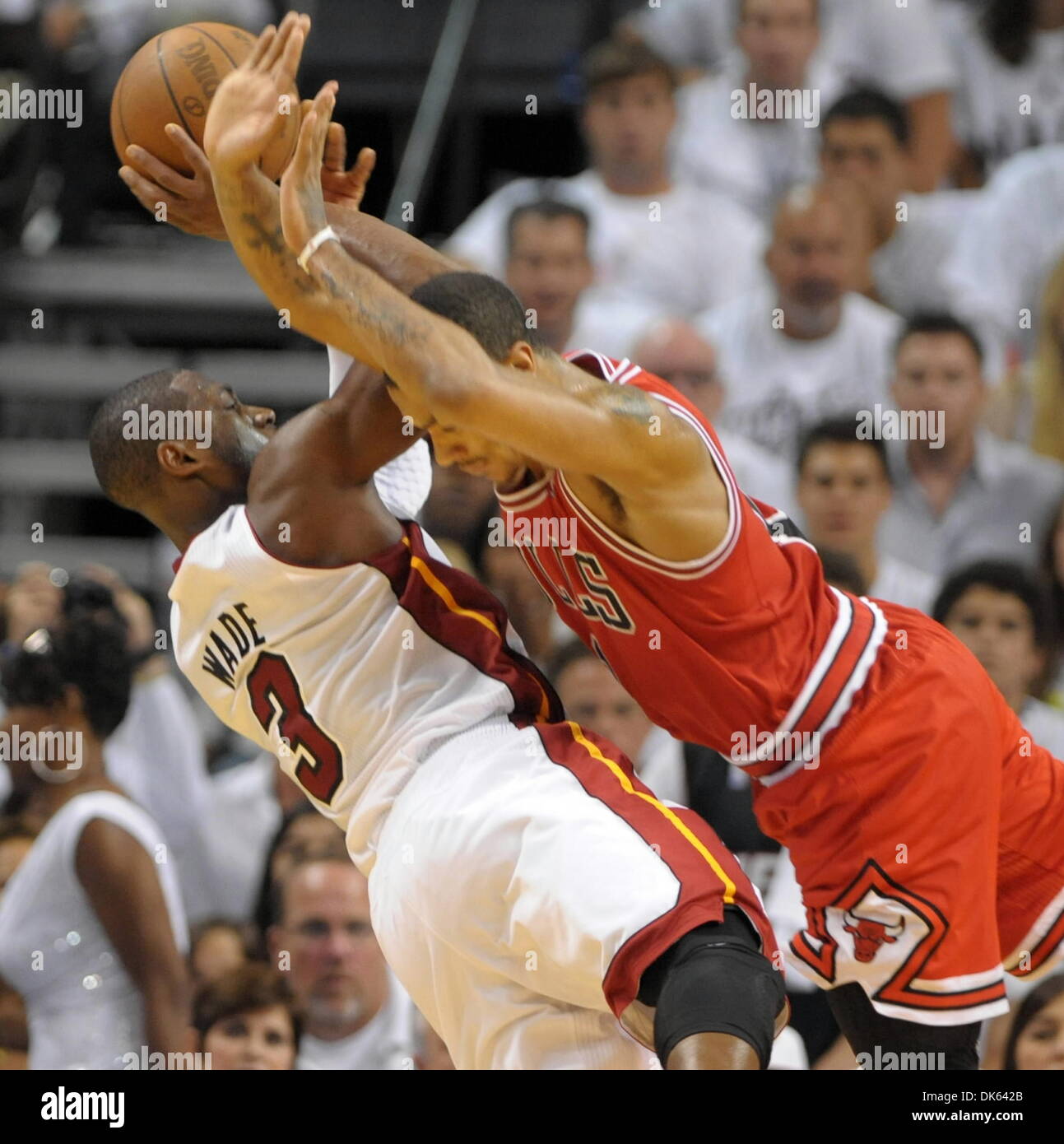 22 mai 2011 - Miami, Floride - Floride, USA - Etats-Unis - Derrick Rose défend Dwyane Wade au quatrième trimestre. 5/22/11. Robert Duyos, Sun Sentinel. (Crédit Image : © Sun-Sentinel/ZUMAPRESS.com) Banque D'Images