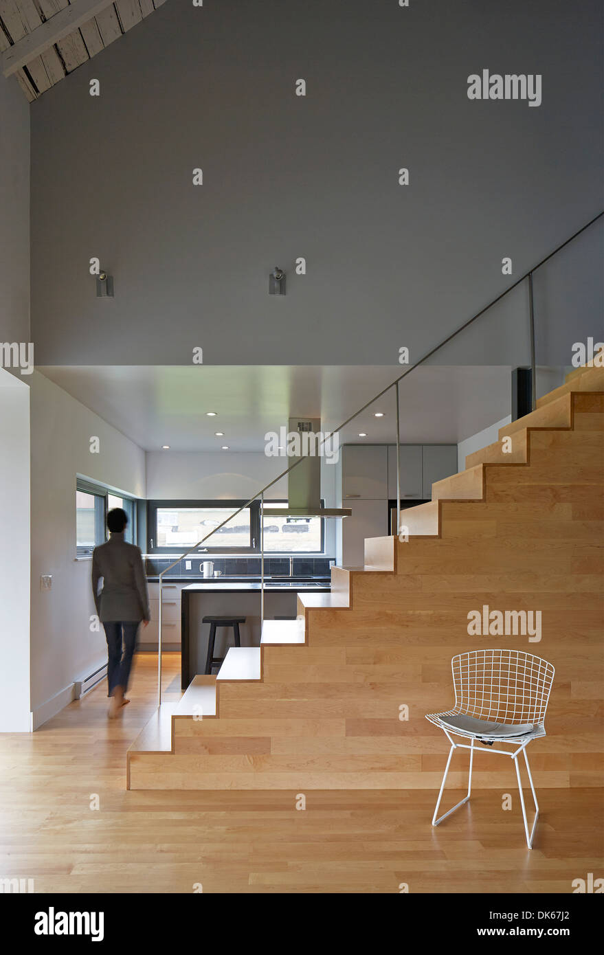 Maison Compton, Compton, Canada. Architecte : Atelier in situ, 2013. Escalier et cuisine. Banque D'Images