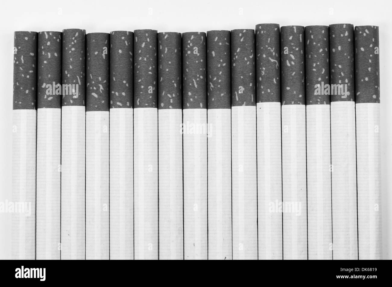 Les cigarettes à un filtre marron tourné en macro fond blanc Banque D'Images