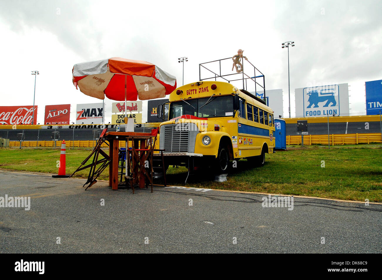 Le 27 mai 2011 - Concord, Caroline du Nord, États-Unis d'Amérique - un camping dans l'infield ventilateur au Coca-Cola 600 à Charlotte Motor Speedway à Concord, Caroline du Nord (Image Crédit : © Anthony Barham/global/ZUMAPRESS.com) Southcreek Banque D'Images